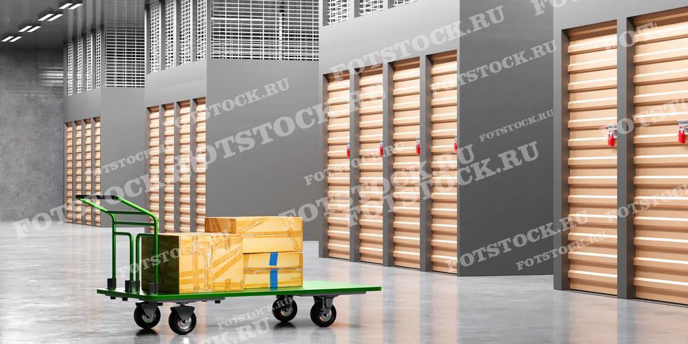 На изображении показана зелёная тележка с несколькими упакованными коробками в современном складском помещении. Ряды индивидуальных ячеек с надёжными дверьми обеспечивают безопасное хранение личных вещей. Такие условия создают удобную организацию и транспортировку для временного хранения.